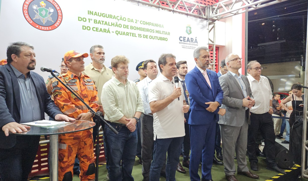 grupo de pessoas no palco do evento